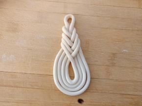 重复步骤5和6将剩下的面团盘完，，最后的接头压到下面，忘记拍背面图了，下次补拍一张