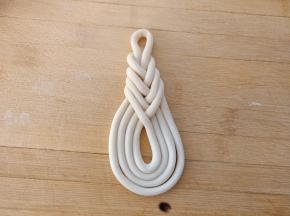 重复步骤5和6将剩下的面团盘完，，最后的接头压到下面，忘记拍背面图了，下次补拍一张