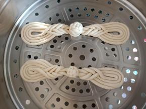 室温发酵20分钟，开水上锅蒸12分钟，关火闷3分钟左右(注意发酵不要看时间，看状态！看状态！，手指轻按慢慢回弹就可以了)