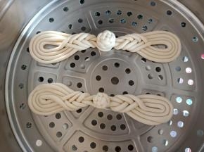 室温发酵20分钟，开水上锅蒸12分钟，关火闷3分钟左右(注意发酵不要看时间，看状态！看状态！，手指轻按慢慢回弹就可以了)