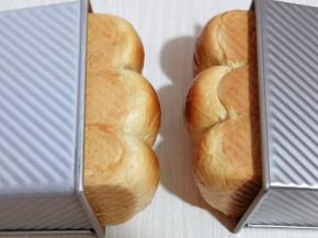 戴上隔热手套取出模具，出炉啦！完美～脱模！