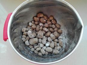 首先我们先将山药豆放上一点干面粉（平时我们做馒头的干面粉）将其拌均匀。