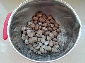首先我们先将山药豆放上一点干面粉（平时我们做馒头的干面粉）将其拌均匀。