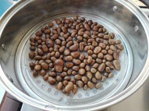 将拌好干面粉的山药豆用清水多清洗几遍，然后捞出来，放入装好冷水的蒸锅中