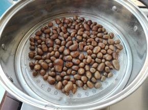 将拌好干面粉的山药豆用清水多清洗几遍，然后捞出来，放入装好冷水的蒸锅中