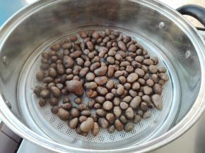 开大火将其蒸熟，我用了大约十五分钟左右。