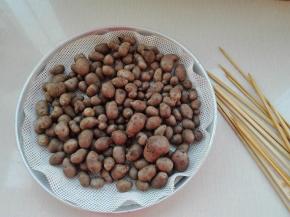 将蒸熟的山药豆取出来，晾一下，同时准备好串山药豆的小细棍棍。