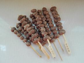 将已经不烫手的山药豆串好，如图所示。