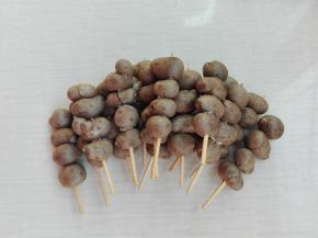 也可以用牙签来串哦，牙签家里还都是很方便有的哈。