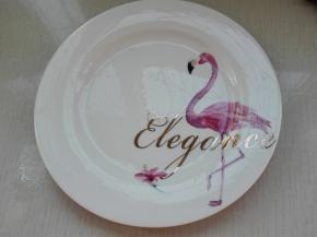 提前准备一个盘子，将盘子底层刷上一层食用油，防止做好的山药豆粘连，一定要提前做好这些准备工作哈，不然操作后面时，很容易让人手忙脚乱的哦。