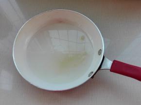 下面开始来制作山药豆所需要的糖浆：不沾锅中放入糖同水，不需要搅拌。