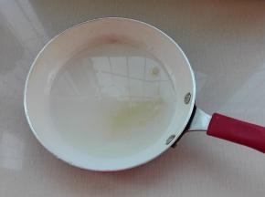 下面开始来制作山药豆所需要的糖浆：不沾锅中放入糖同水，不需要搅拌。