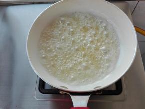 先开大火将糖融化，融化后转中小火将其熬到开始冒小泡泡，然后颜色开始呈现琥珀色，如图所示即可。