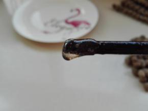 这种状态没有把握的话，可以用筷子沾点糖浆，立马放入一个冷水碗中沾一下，立即取出，糖已经变硬即可，如果糖还是软的，需要继续熬制。