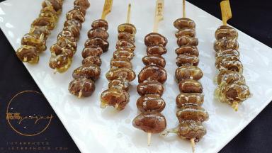 因为一个人操作，没办法拍沾糖的过程图，同大家文字说一下吧，熬好的糖，必需要快带的用勺子将糖浇到串好的山药豆上，不然糖很快容易凝固。