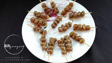 来一串用牙签制作的山药豆串吧，嘻嘻，挂好糖浆的山药豆糖葫芦，分别放到抹好油的盘子中，放凉即可。