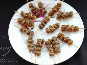 来一串用牙签制作的山药豆串吧，嘻嘻，挂好糖浆的山药豆糖葫芦，分别放到抹好油的盘子中，放凉即可。
