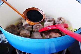 大火继续翻炒片刻后，加入生抽，老抽、豆瓣酱、鸡精调味。