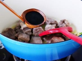 大火继续翻炒片刻后，加入生抽，老抽、豆瓣酱、鸡精调味。