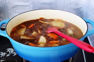 加入白萝卜和胡萝卜块。