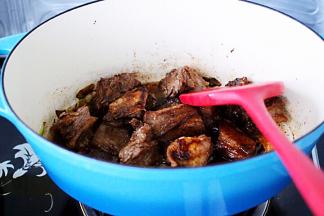 大火继续翻炒至所有的调料融入后。