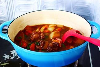 盖上锅盖继续炖煮10分钟即可关火。