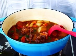 盖上锅盖继续炖煮10分钟即可关火。