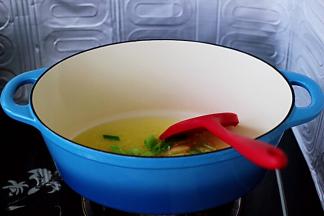 铸铁锅烧热后倒入花生油、爆香葱姜后。