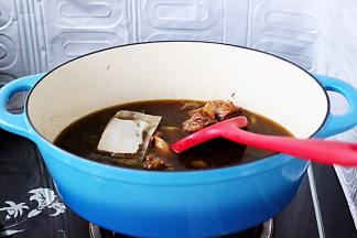 倒入适量的清水、放入调料包。