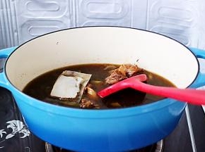 倒入适量的清水、放入调料包。