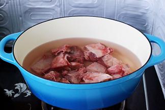 锅中倒入适量清水、放入切块的牛肉，倒入料酒去腥。