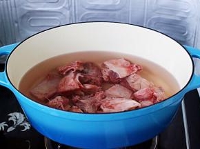 锅中倒入适量清水、放入切块的牛肉，倒入料酒去腥。