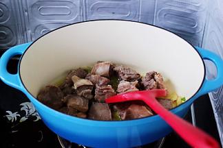 倒入焯水的牛肉块。