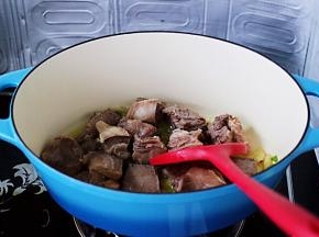 倒入焯水的牛肉块。