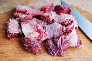 牛肉提前用清水浸泡出血水后、用刀切块备用