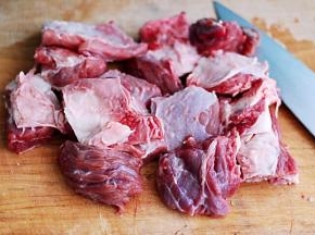 牛肉提前用清水浸泡出血水后、用刀切块备用