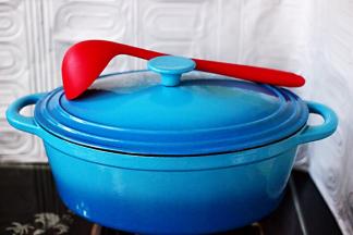 盖上锅盖大火烧开后转小火炖煮20分钟后，因为我这个是铸铁锅、不用炖时间太长