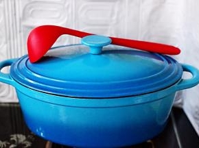 盖上锅盖大火烧开后转小火炖煮20分钟后，因为我这个是铸铁锅、不用炖时间太长