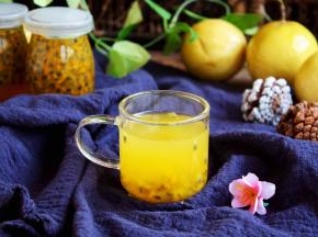 黄金百香果茶饮食用时请用温水沏开即可，百香果果肉与水的比例一般为1比8，也可随意。 
切忌用开水，开水会破坏蜂蜜的营养。
黄金百香果蜂蜜茶饮好喝又健康，大家快快喝起来吧。
由于百香果果汁中含有果浆和天然超纤维密度不同，在冲调静置一段时间后出现分层情况属正常的物理现象，对质量并无影响。