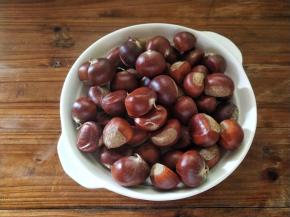 我们准备好新鲜的板栗，用刀在皮上面划一个口，再把锅里面做水，加入一勺的盐，下开过口的板栗，煮个两分钟