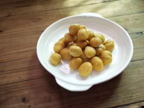 趁热把板栗的皮去除