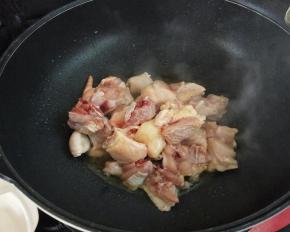 锅凉热油，下鸡块炒至微黄，加入生姜，烹入料酒