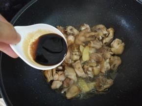 再加入生抽、老抽炒匀