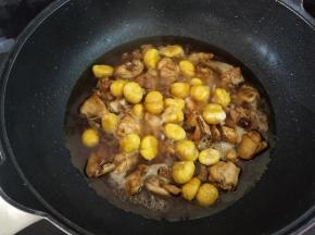 下去皮的板栗和没过食材的热水，大火烧开，焖煮15分钟