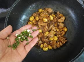 出锅前加入葱花即可