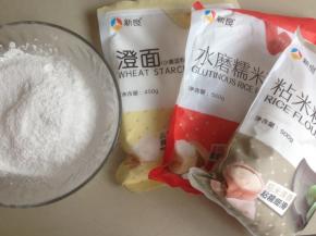 先做冰皮，糯米粉、粘米粉和澄粉倒入盆里，再加入28克糖，拌均匀