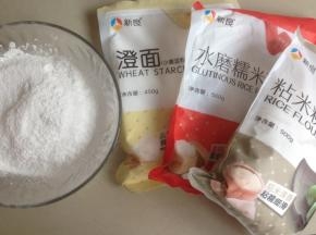 先做冰皮，糯米粉、粘米粉和澄粉倒入盆里，再加入28克糖，拌均匀