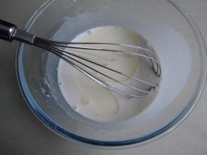 倒入200克牛奶，拌至没有颗粒，倒入20克玉米油，再搅拌，静置30分钟