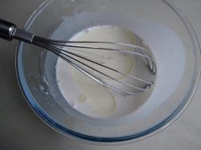 倒入200克牛奶，拌至没有颗粒，倒入20克玉米油，再搅拌，静置30分钟