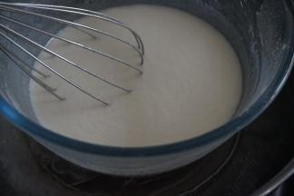 锅里的水烧开后，放面糊进去隔水蒸，不停拌几分钟，待面糊升至手温的时候，离火，再拌一会